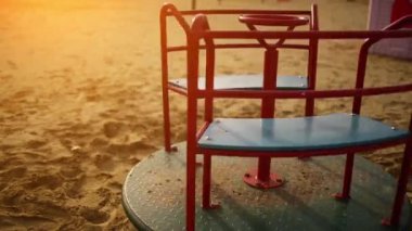 Çocuk atlıkarınca sonbahar parkta oyun alanında.