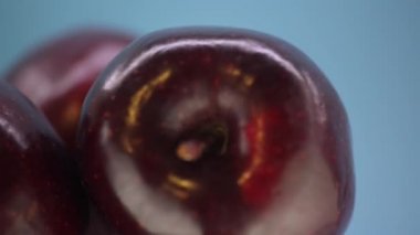 Dikişsiz dairesel hareket: mavi arka plan üzerinde büyük kırmızı elma.