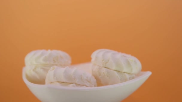 Zoete marshmallows op plaat — Stockvideo