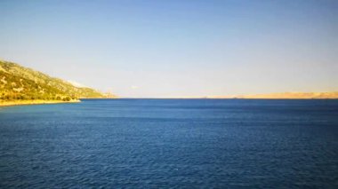 Hırvat Adriyatik Denizi kıyısında