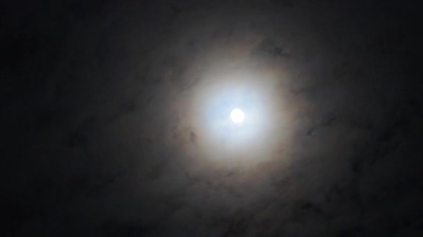pleine lune avec des nuages rapides 
