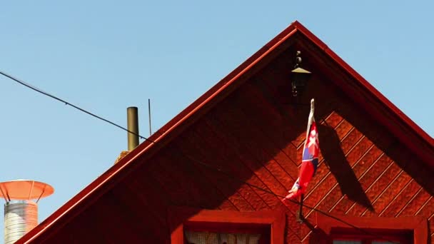 Bandera de Eslovaquia bajo techo de casa — Vídeo de stock