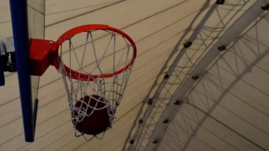 Basketbol topu sepetleri geçmiş alır