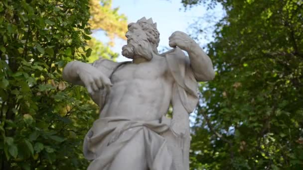 Skulpturen im Park des Witanow-Palastes, Warschau — Stockvideo
