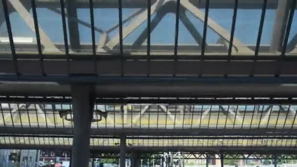 Tren viaja a una velocidad pasada — Vídeo de stock