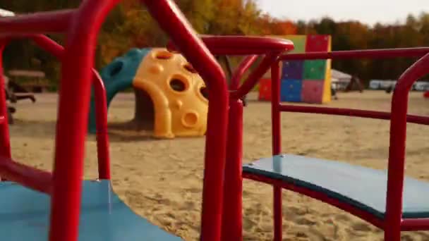 Carrusel de niños en el parque — Vídeo de stock