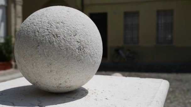 Palla di pietra a Mantova, Lombardia (Italia) ) — Video Stock