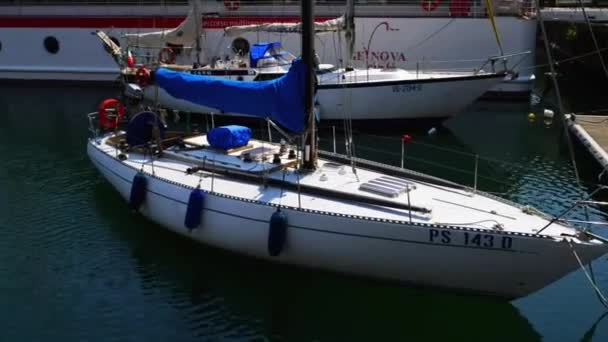 Hamnen i Genua på Medelhavet — Stockvideo