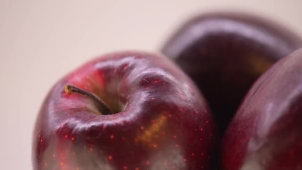 Kreisförmige Bewegung: große rote Äpfel — Stockvideo