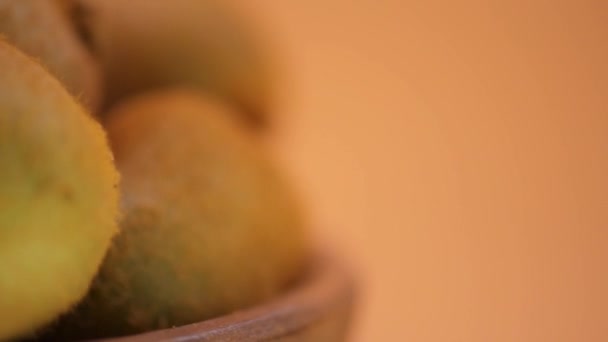 Varios kiwi maduros en plato — Vídeo de stock