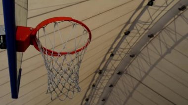 Basketbol topu sepete girdi