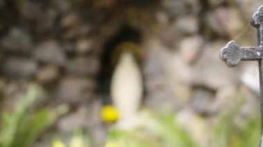 Dövme metal bir mezarlıkta geçer