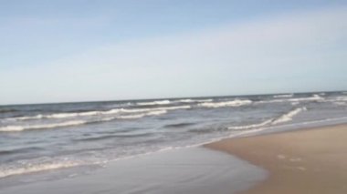 Kumlu sahilde boyalı güneş