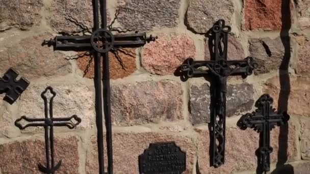 Cruces forjadas de metal en un cementerio — Vídeo de stock