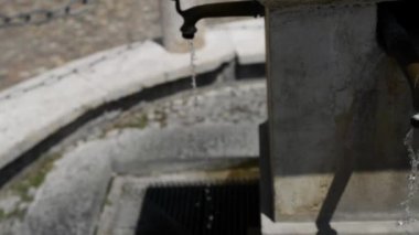 Piazza Canossa, Mantua suda için Bronz musluk