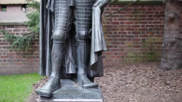 Statuen des Großmeisters des teutonischen Ordens, Malbork — Stockvideo