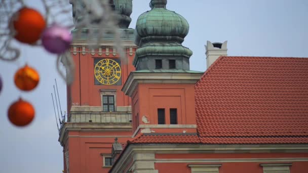 Bolas de Natal na Praça do Castelo em Varsóvia — Vídeo de Stock