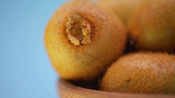 Plusieurs kiwis mûrs en assiette — Video