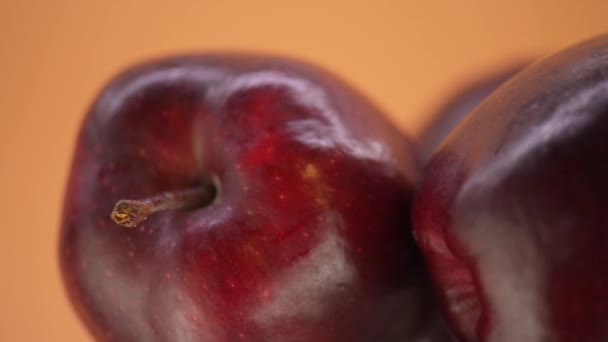 Красные яблоки — стоковое видео