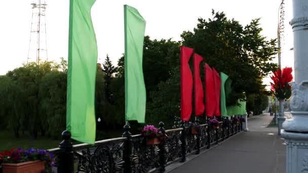 独立アベニュー、ミンスクの赤と緑のフラグ — ストック動画