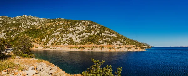 Kroatiska kusten vid Adriatiska havet på sommaren. — Stockfoto