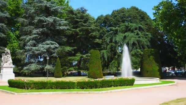 Piazza Virgiliana is large green area of Mantua — Stock Video