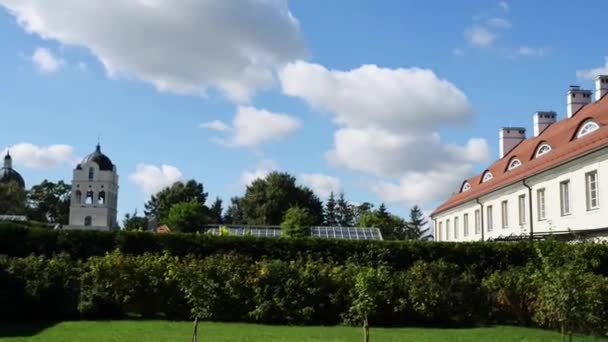 Stella met de adelaar in de buurt van Wilanow paleis, Warschau — Stockvideo