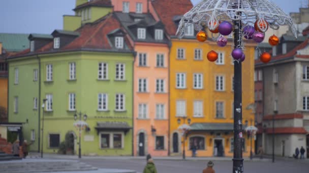 Bolas de Navidad en la Plaza del Castillo en Varsovia — Vídeos de Stock