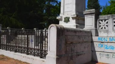 Piazza Virgiliana büyük yeşil Mantua alanıdır