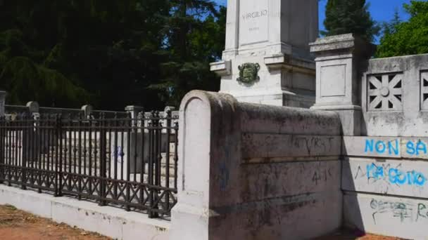 Piazza Virgiliana est un grand espace vert de Mantoue — Video