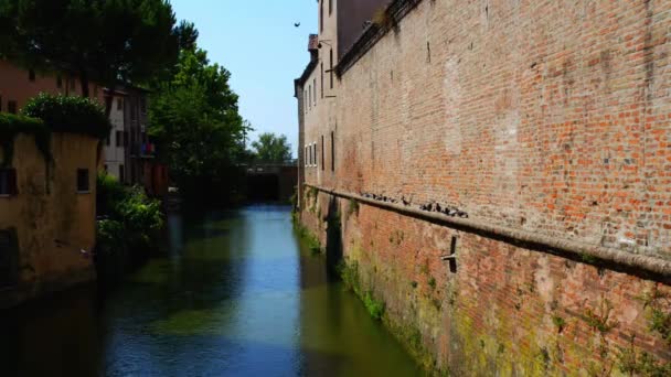 Oude gebouwen rivier de Mincio in Mantua, Italië — Stockvideo
