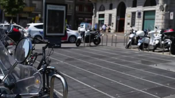 Motorcyklar parkerade på torget i Milano, Italien — Stockvideo