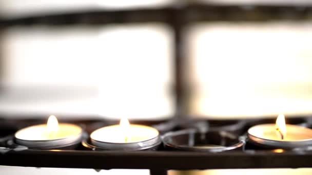 Kleine Kerze brennt — Stockvideo