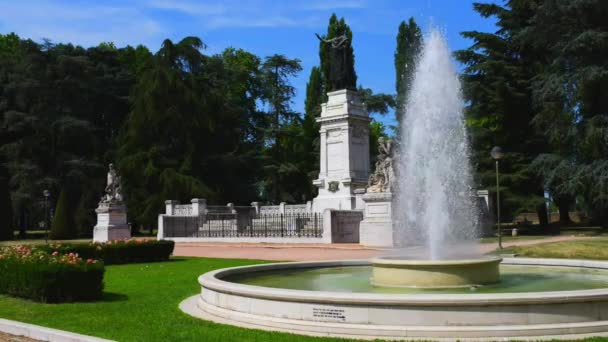 Piazza Virgiliana egy nagy zöld terület, Mantova — Stock videók