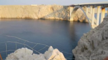 Bridge yakınındaki küçük güzel kız. Pag Island