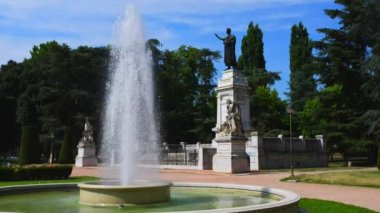 Piazza Virgiliana büyük yeşil Mantua alanıdır