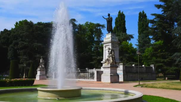 Piazza Virgiliana är stort grönområde av Mantua — Stockvideo