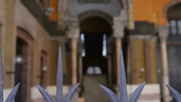 Kovový plot na starých budovách v Mantui, Itálie — Stock video