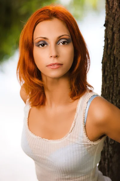 Gyönyörű vörös hajú lány — Stock Fotó