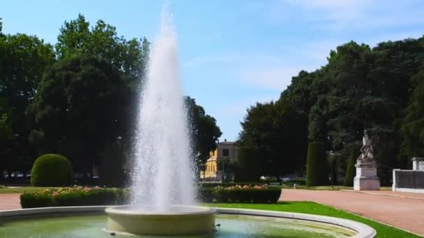 Piazza Virgiliana är stort grönområde av Mantua — Stockvideo