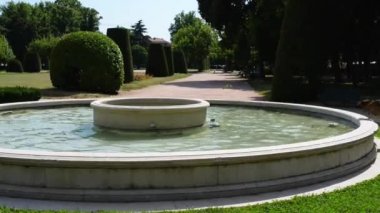 Eğitimli çoban bir sopa ağzına sürükleme