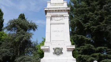 Piazza Virgiliana büyük yeşil Mantua alanıdır