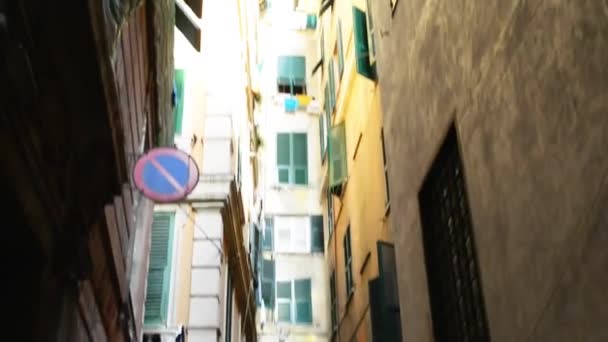 Oude straatjes in Genua, Italië, dicht bij de haven — Stockvideo