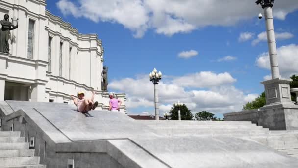 La chica rueda un pedestal cerca del Teatro de Bielorrusia — Vídeos de Stock