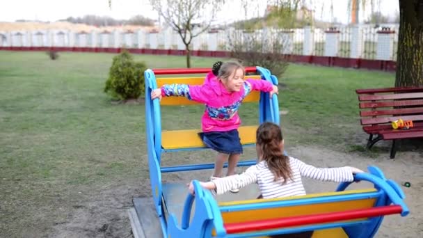 Dwie siostry jeździć na swing — Wideo stockowe