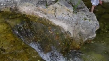 Küçük kız yürüyor Velika Paklenica, Hırvatistan