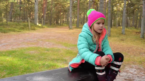 Pequena menina bonita sobre Zrmanja na Croácia — Vídeo de Stock