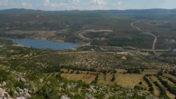 Mooi meisje over Zrmanja in Kroatië — Stockvideo