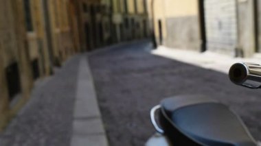 küçük İtalyan kasabasında sokakta scooter