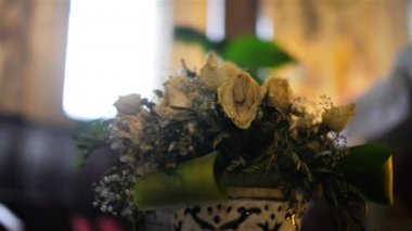 Kurutulmuş güller ve diğer çiçekler buket